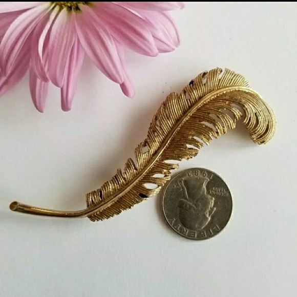 Relisted - vintage Coro Pegasus feather brooch gold tone pin - Picture 6 of 8